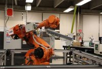 Industrial robotic arm in a Ciudad de México lab setting, showcasing automation technology.
